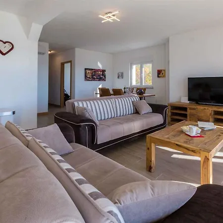 Apartment In 39050